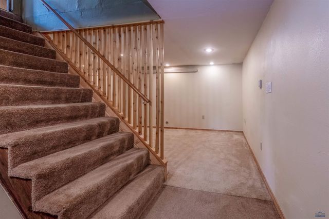 8570 DUNSMORE RD, Rapid City, SD 57702