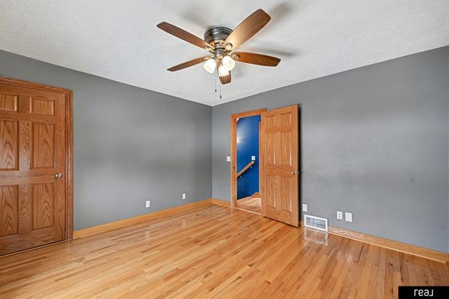 2809 S 32nd Avenue, Omaha, NE 68105