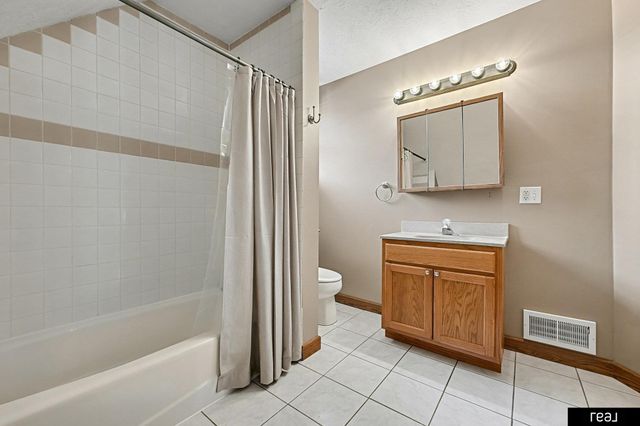 2809 S 32nd Avenue, Omaha, NE 68105