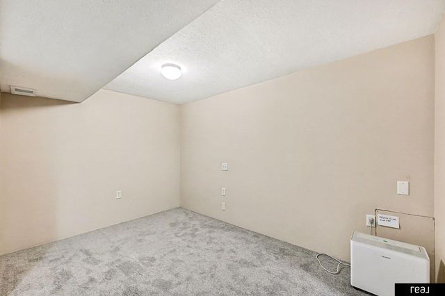 2809 S 32nd Avenue, Omaha, NE 68105