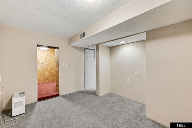 2809 S 32nd Avenue, Omaha, NE 68105