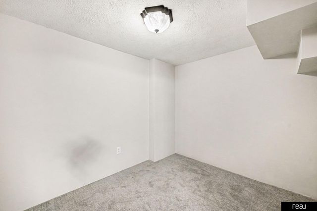 2809 S 32nd Avenue, Omaha, NE 68105