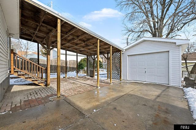 2809 S 32nd Avenue, Omaha, NE 68105