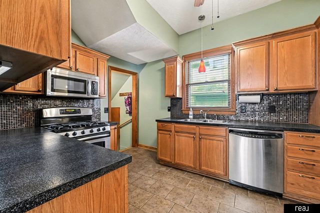 2809 S 32nd Avenue, Omaha, NE 68105