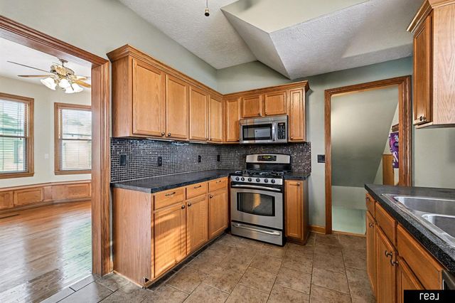 2809 S 32nd Avenue, Omaha, NE 68105