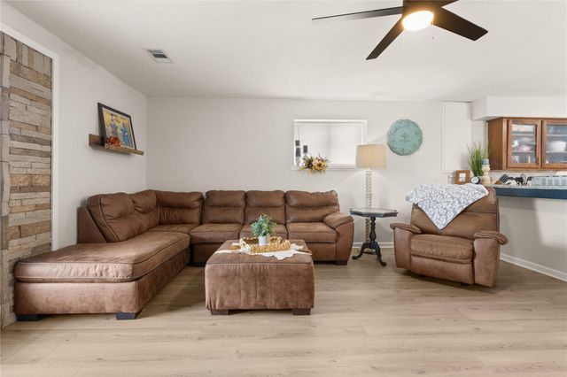 11703 N H Street, La Porte, TX 77571