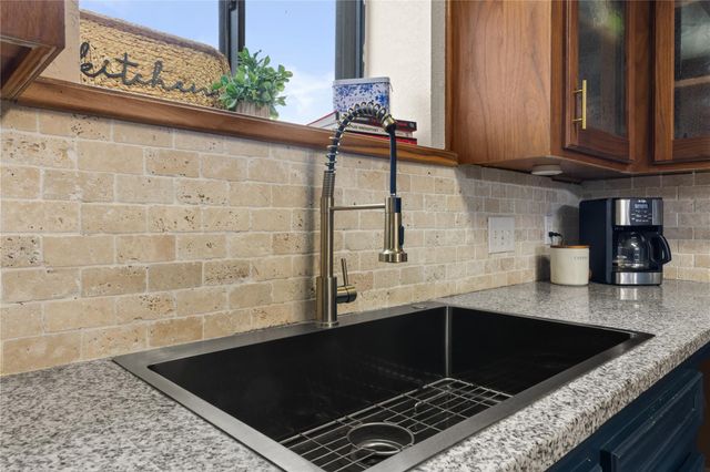 11703 N H Street, La Porte, TX 77571