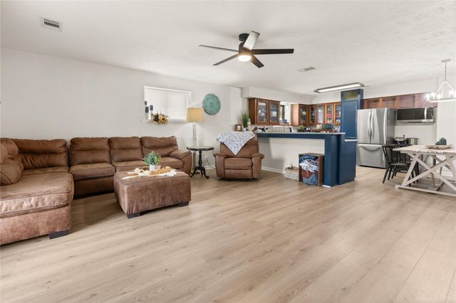 11703 N H Street, La Porte, TX 77571