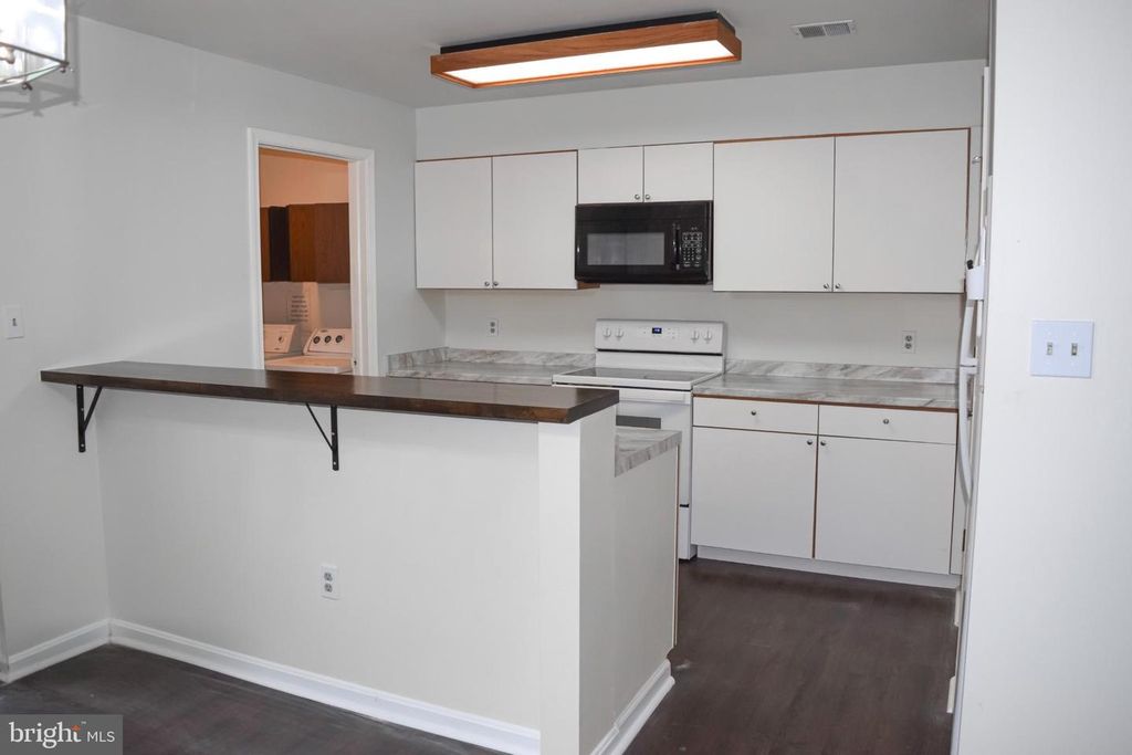 Image 7 of property listing at 706 CHRISTOPHER DR, Reading, PA 19610