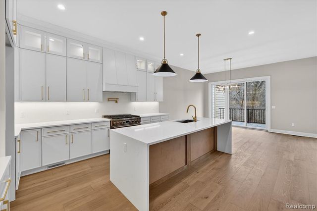 546 Maplehill Road, Rochester Hills, MI 48306
