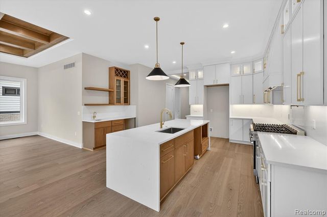 546 Maplehill Road, Rochester Hills, MI 48306