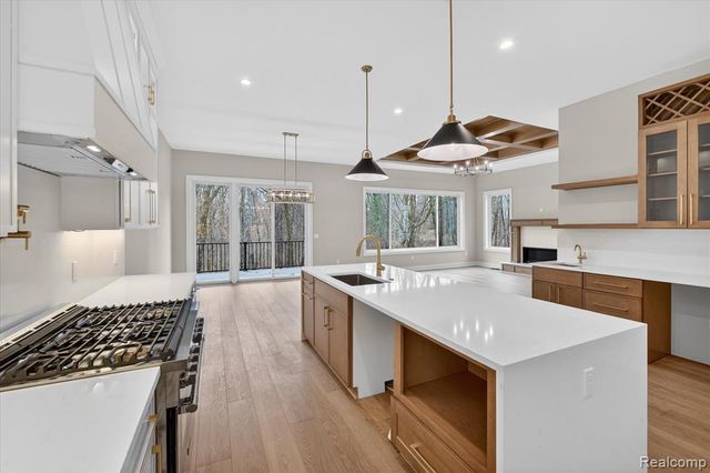 546 Maplehill Road, Rochester Hills, MI 48306