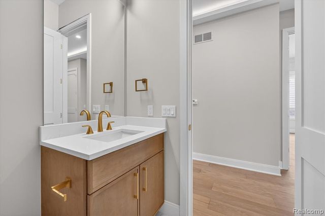 546 Maplehill Road, Rochester Hills, MI 48306