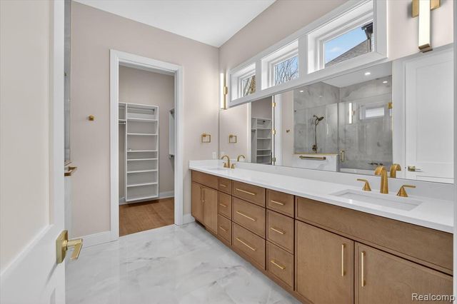 546 Maplehill Road, Rochester Hills, MI 48306