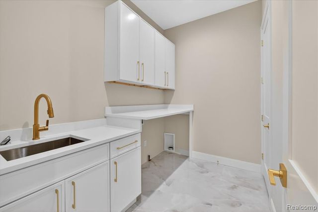 546 Maplehill Road, Rochester Hills, MI 48306