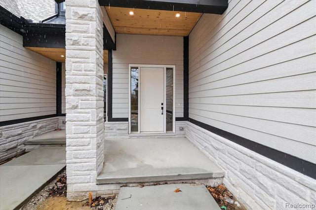 546 Maplehill Road, Rochester Hills, MI 48306