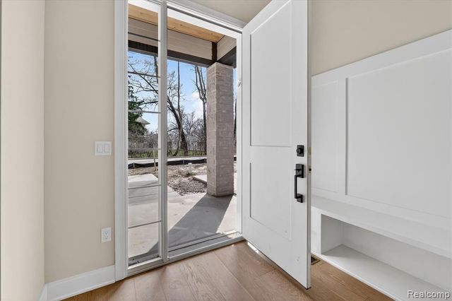 546 Maplehill Road, Rochester Hills, MI 48306