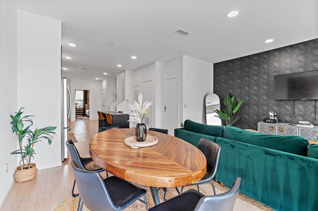 700 1st Ave N Apt 504, Nashville, TN 37201