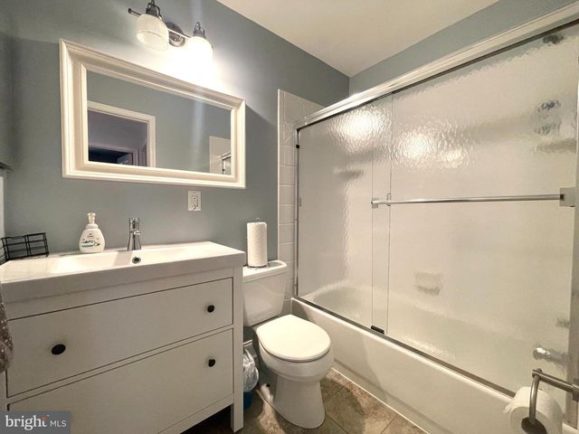 246 COMMONS DR NW, Vienna, VA 22180