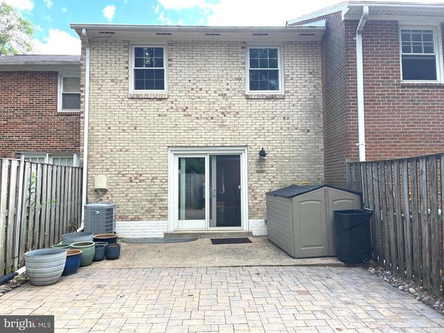 246 COMMONS DR NW, Vienna, VA 22180