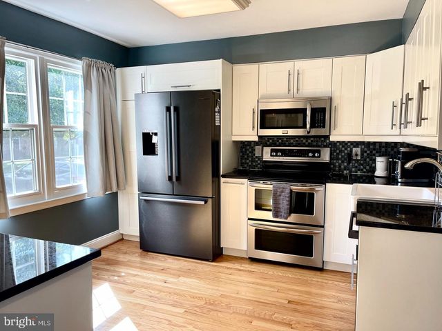 246 COMMONS DR NW, Vienna, VA 22180