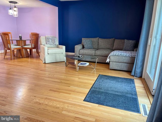 246 COMMONS DR NW, Vienna, VA 22180