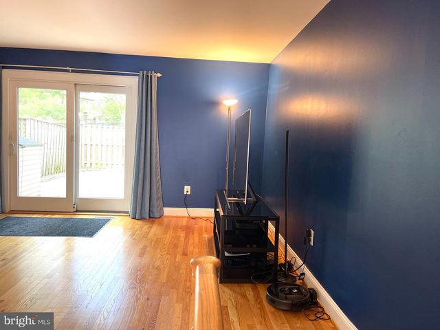 246 COMMONS DR NW, Vienna, VA 22180