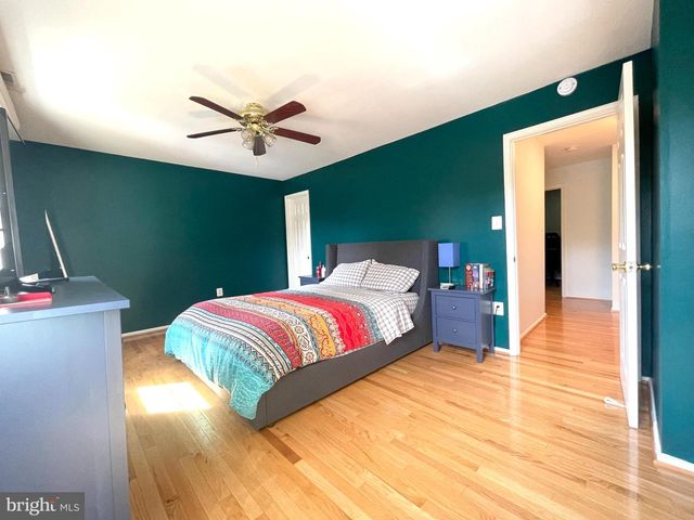 246 COMMONS DR NW, Vienna, VA 22180