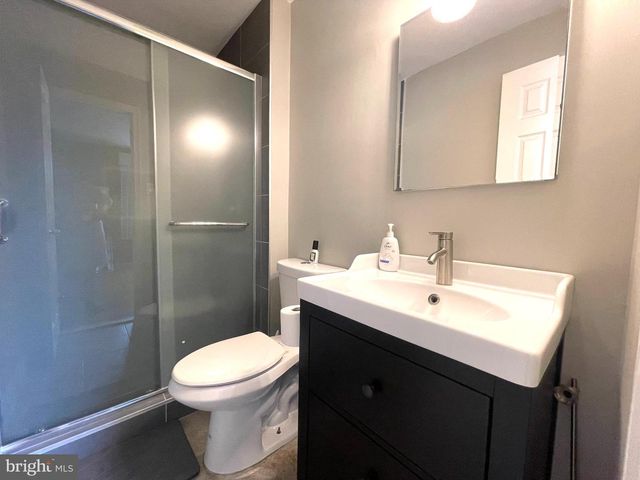 246 COMMONS DR NW, Vienna, VA 22180