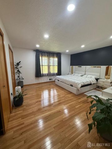 8 Teaberry Drive, Edison, NJ 08820