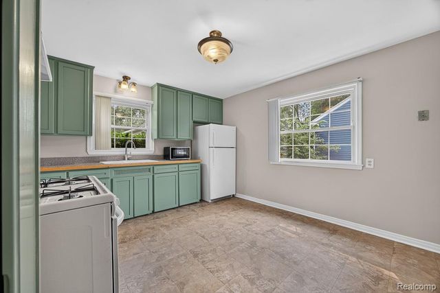 4427 W 14 MILE Road, Royal Oak, MI 48073
