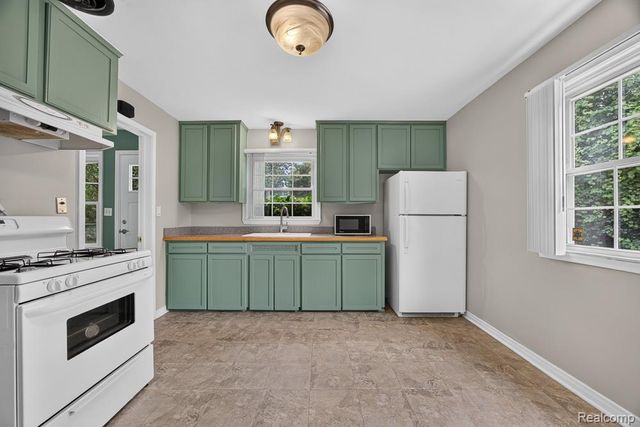 4427 W 14 MILE Road, Royal Oak, MI 48073