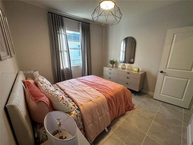 2288 SE 30th St 1, Homestead, FL 33035