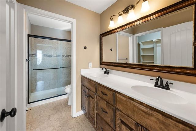 194 Camelot Drive, Liberty, MO 64068