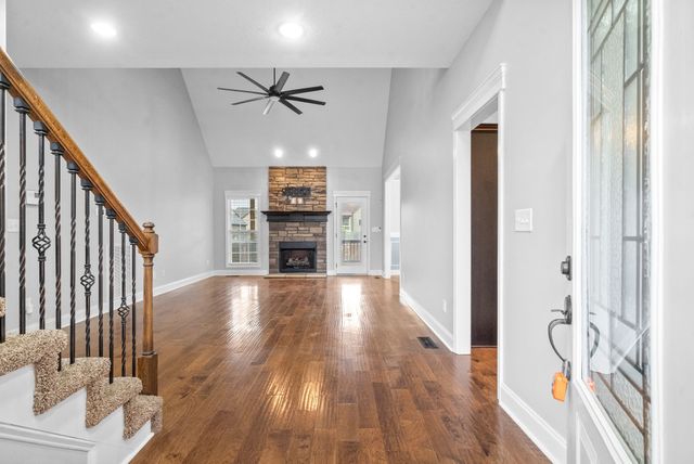 1631 Edgewater Ln, Clarksville, TN 37043