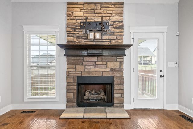 1631 Edgewater Ln, Clarksville, TN 37043