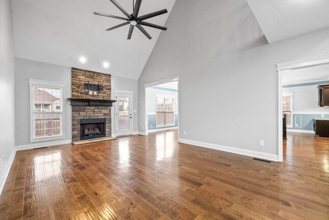 1631 Edgewater Ln, Clarksville, TN 37043