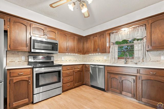 1245 SW Belle TER, Topeka, KS 66604
