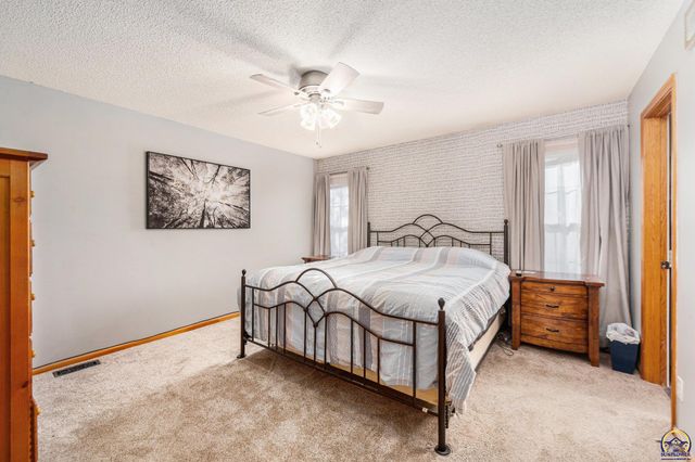 5649 SW 36th ST, Topeka, KS 66614