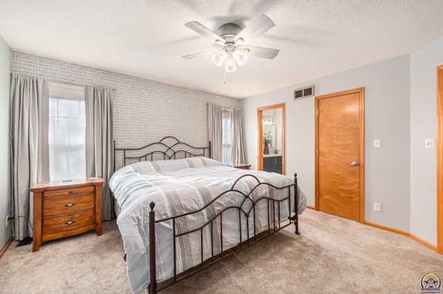 5649 SW 36th ST, Topeka, KS 66614