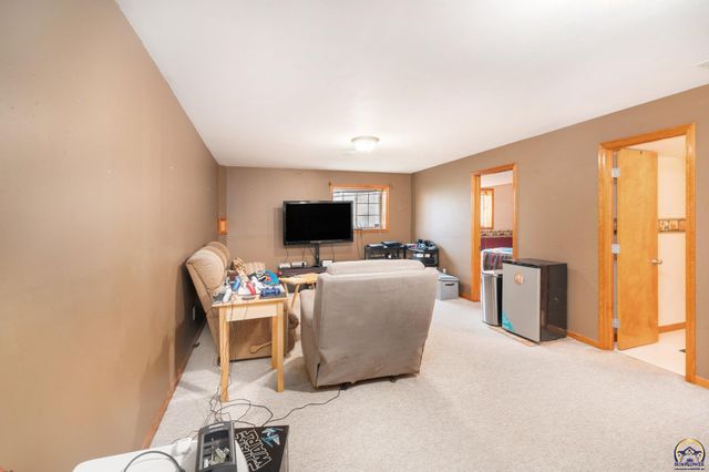 5649 SW 36th ST, Topeka, KS 66614