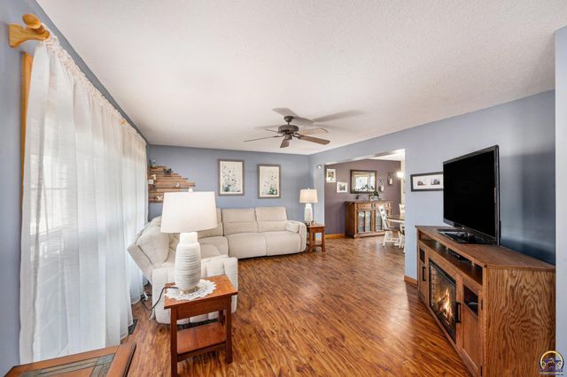 5649 SW 36th ST, Topeka, KS 66614