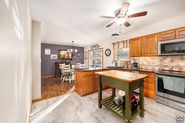 5649 SW 36th ST, Topeka, KS 66614