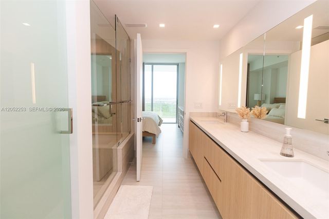2411 Laguna Circle 1704, North Miami, FL 33181