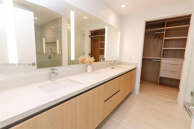 2411 Laguna Circle 1704, North Miami, FL 33181