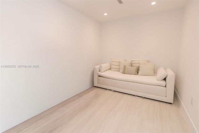 2411 Laguna Circle 1704, North Miami, FL 33181