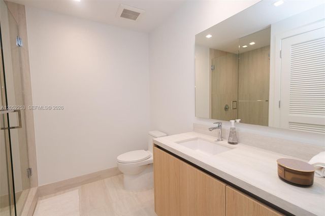2411 Laguna Circle 1704, North Miami, FL 33181