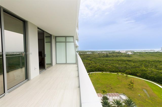 2411 Laguna Circle 1704, North Miami, FL 33181
