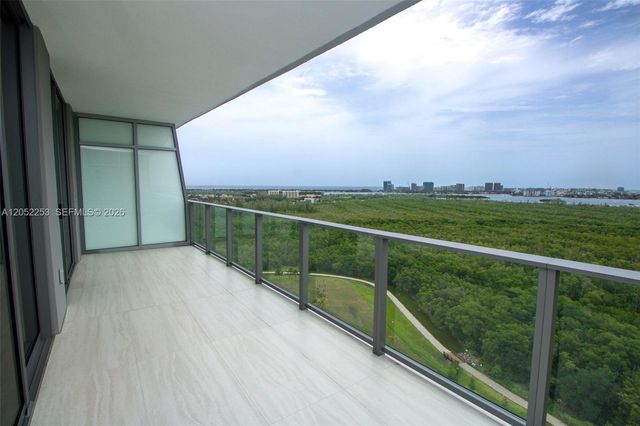 2411 Laguna Circle 1704, North Miami, FL 33181