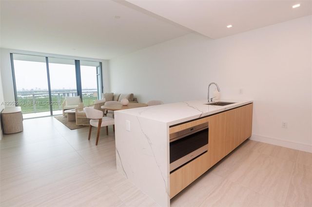 2411 Laguna Circle 1704, North Miami, FL 33181